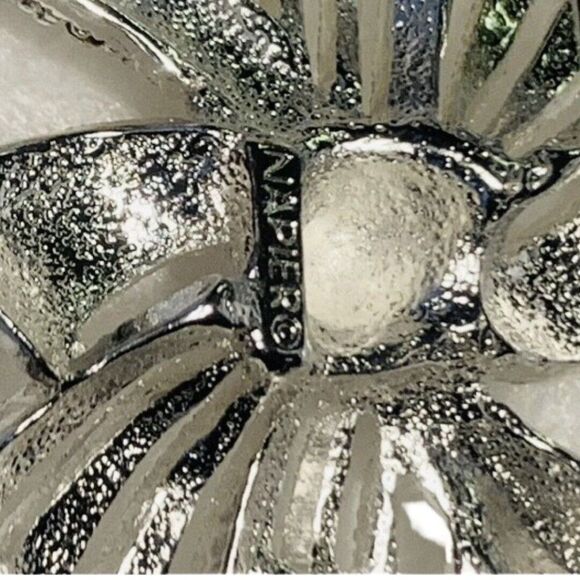 Vintage Napier Silver Tone Rhinestone Sparkle Brooch Bow Christmas Ribbon Pin - Picture 8 of 9